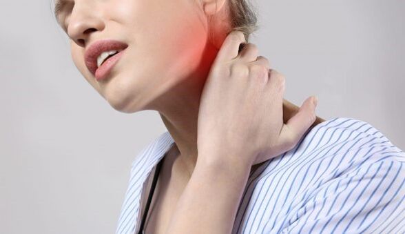 Coa osteocondrose da columna cervical, a dor ocorre na zona do pescozo e dos ombreiros