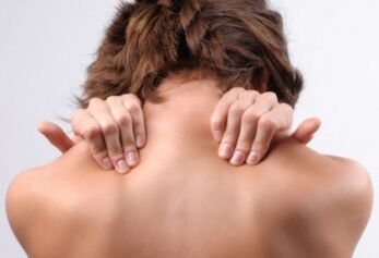Debido á osteocondrose cervical, unha muller preocúpase polo entumecimiento da zona do pescozo. 