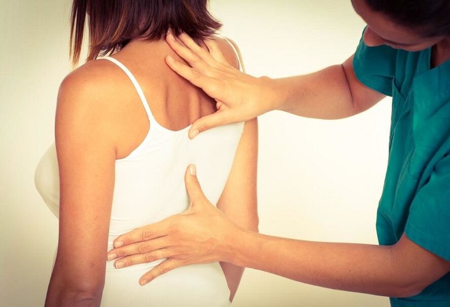 Exame por un especialista en osteocondrose torácica
